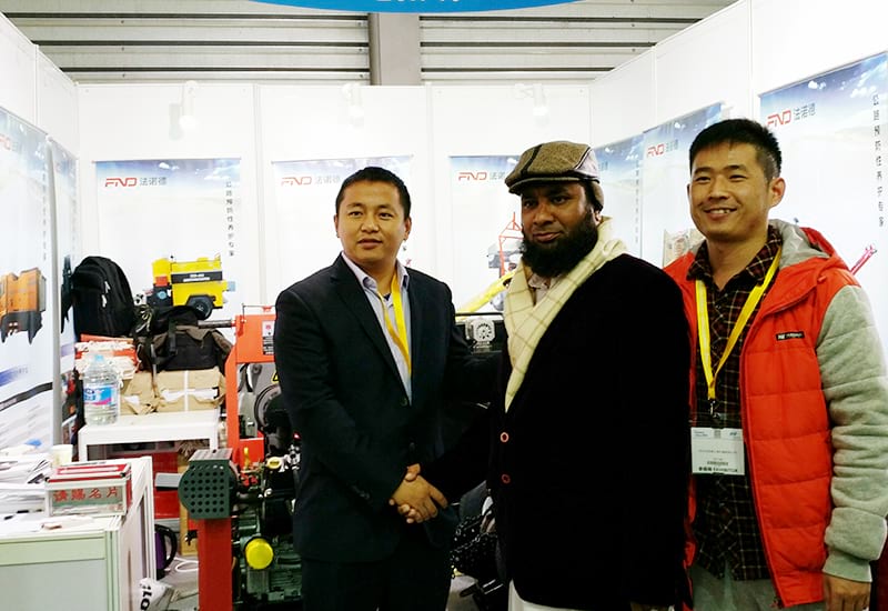 Service System of crack grooving machine for roads