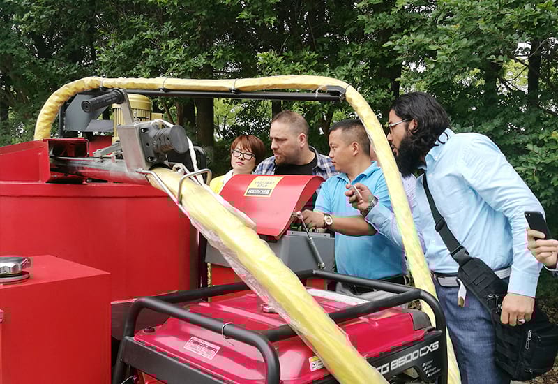 Service of hot asphalt crack filler machine