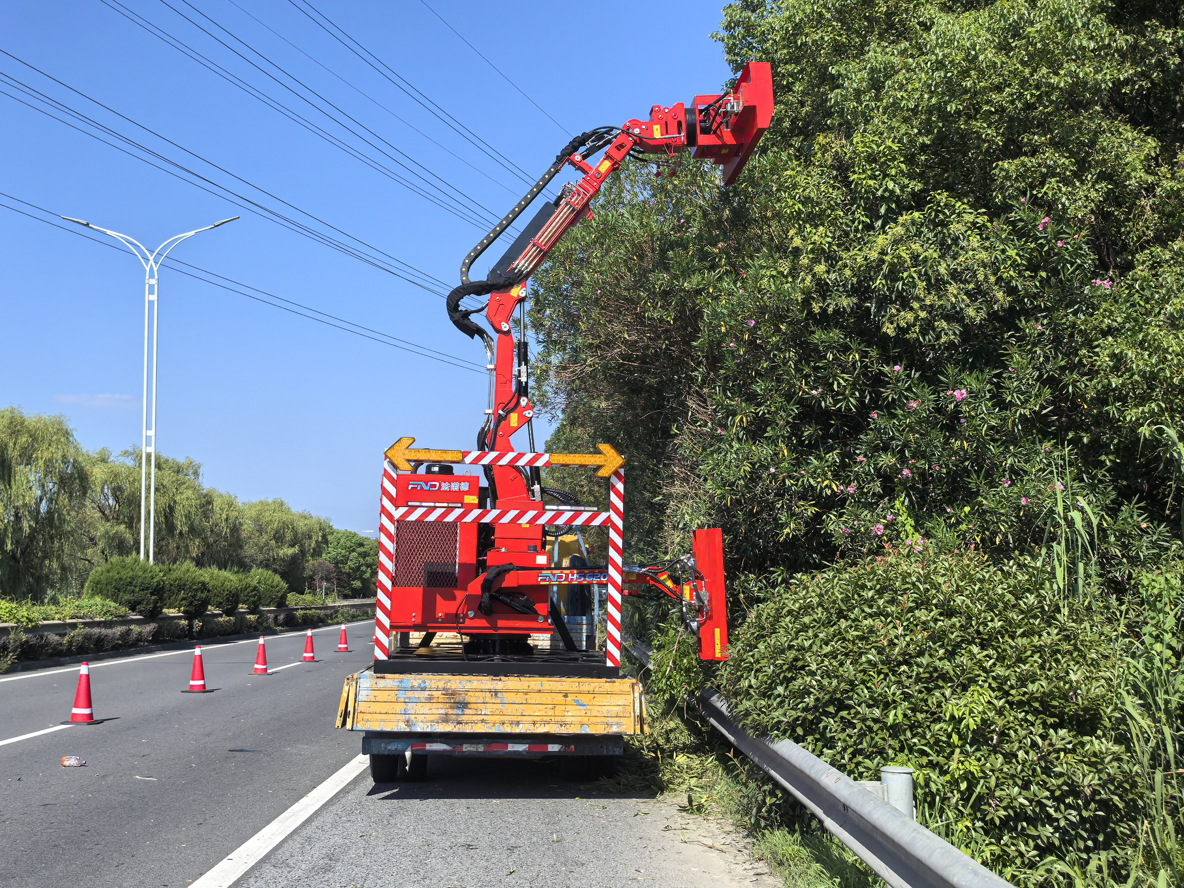Vehicle-Mounted Hedge Trimmer2