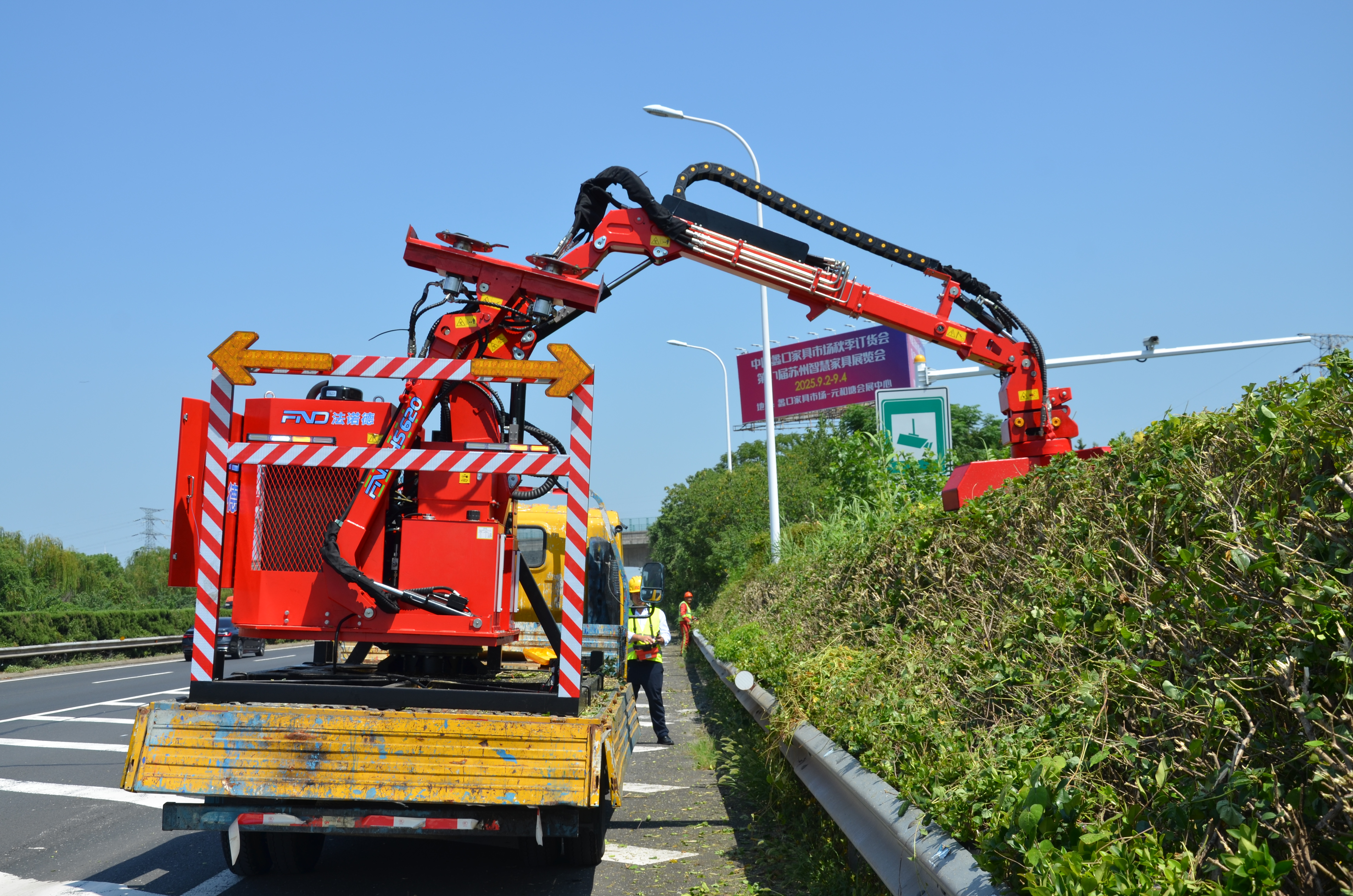 Vehicle-Mounted Hedge Trimmer